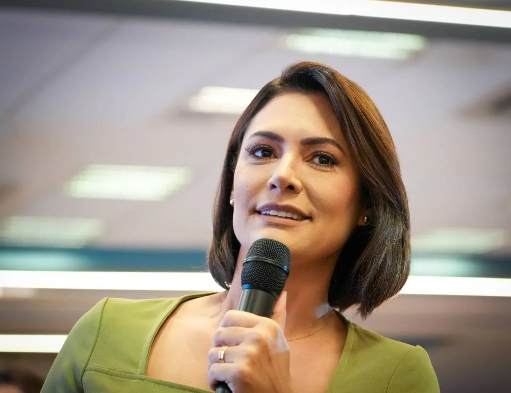 Justiça Eleitoral suspende propaganda de Michelle com imagem de Bolsonaro