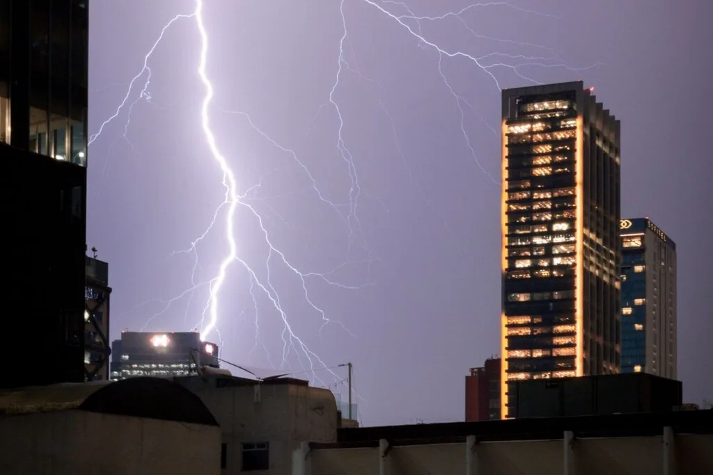 El clima en México esta semana: el ambiente caluroso coexistirá con lluvias intensas y descargas eléctricas