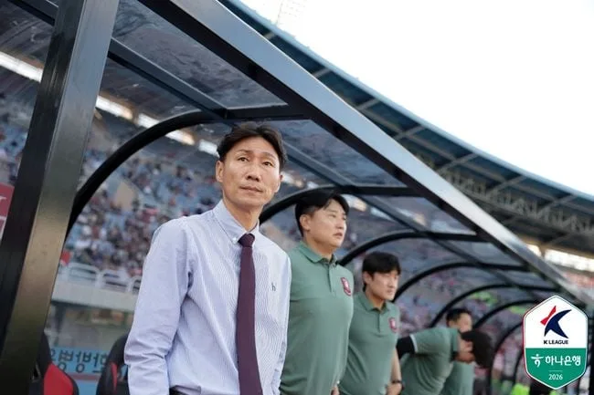 '0-2 패배로 순위 하락' 이영민 부천 감독 "제가 선수들에게 사과해야 할 경기...준비 과정이 잘못됐다" [현장 인터뷰]