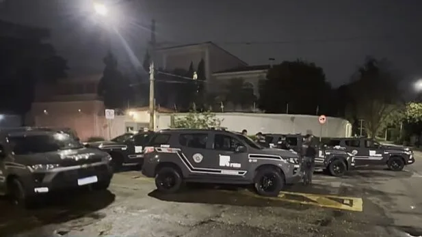 Família Matsunaga tem casa invadida e é feita refém em SP; três suspeitos são mortos Foto: Reprodução/Record; Arquivo Pessoal