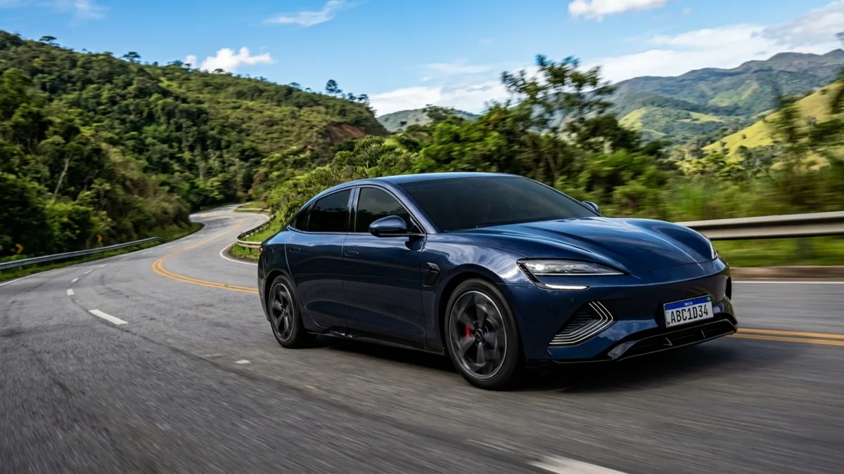 Sem usar gasolina, este sedã elétrico oferece até 372 km de autonomia homologada e aposta em uma bateria integrada à estrutura do veículo