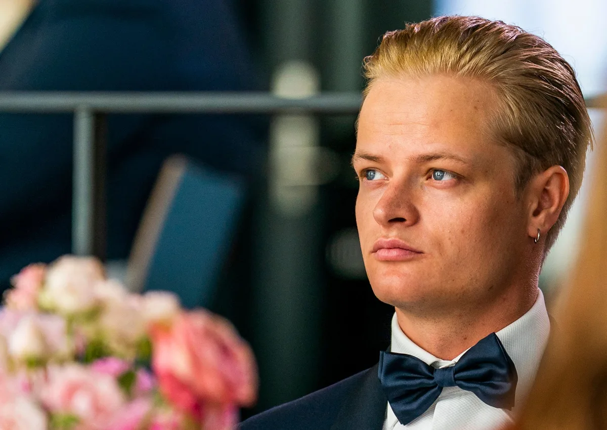 Noruega autoriza al hijo de la reina Mette-Marit a asistir al funeral de Harald V pese a su condena por violación