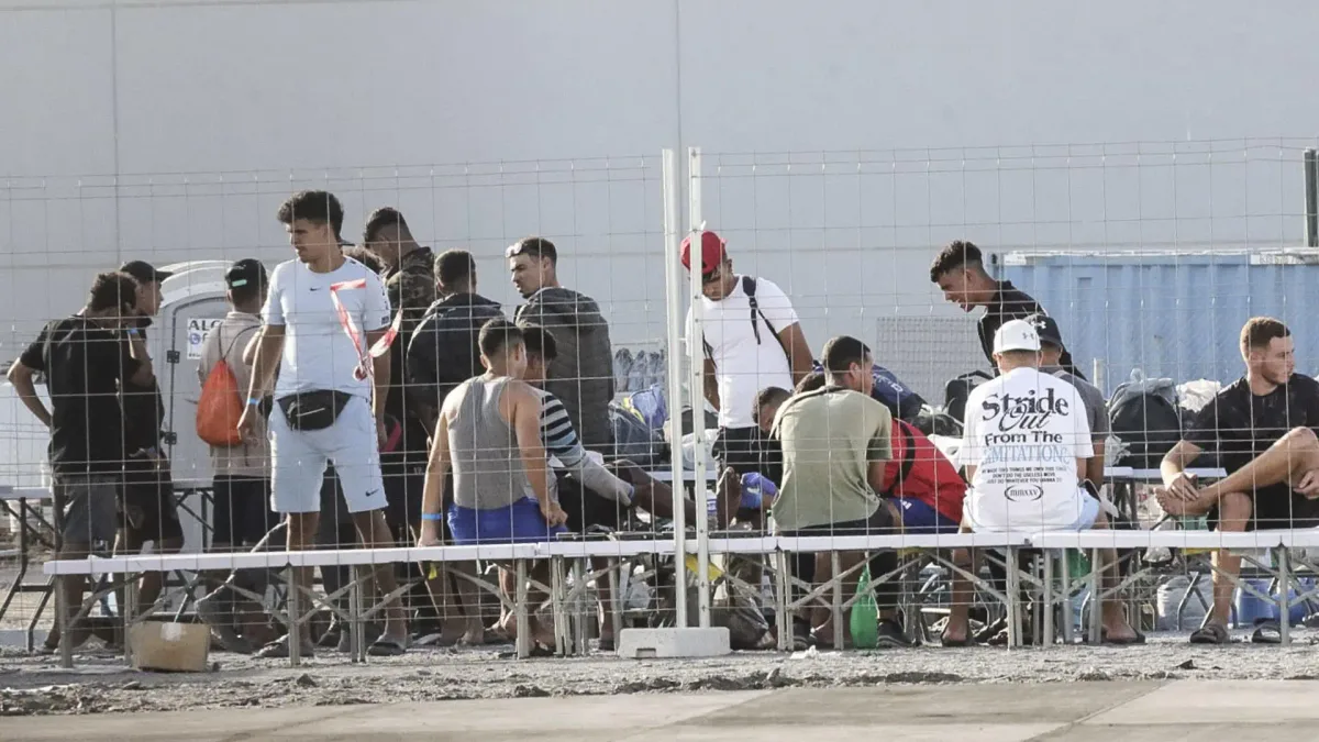 El Gobierno designa un grupo de técnicos para buscar "fórmulas" legales que acorten plazos de asilo y devoluciones de inmigrantes