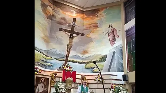 Padre morre atingido por cruz de madeira durante missa no Equador