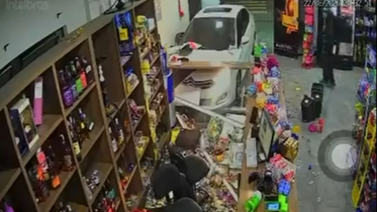 VÍDEO: Carro desgovernado invade loja de bebidas e motorista é preso por suspeita de embriagez em SC