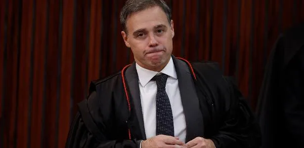 TSE proíbe Flávio Bolsonaro de impulsionar publicação anti-Lula