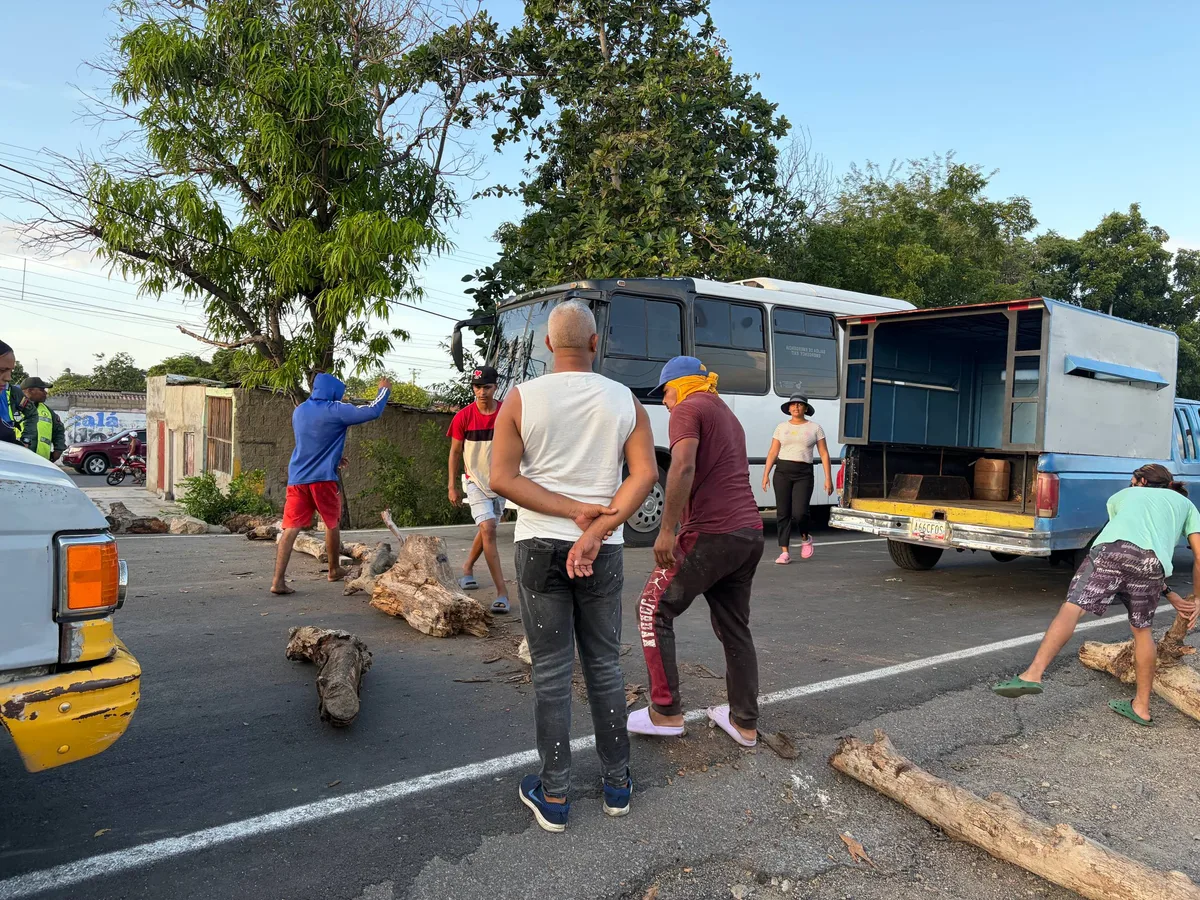 Vecinos de El Peñón en Cumaná trancaron la carretera nacional por fallas eléctricas