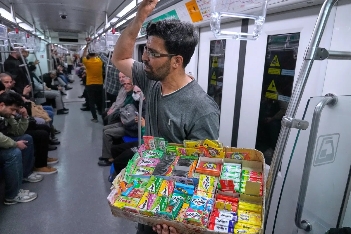 « Nous contournons les obstacles » : en Iran, le quotidien sous pression économique