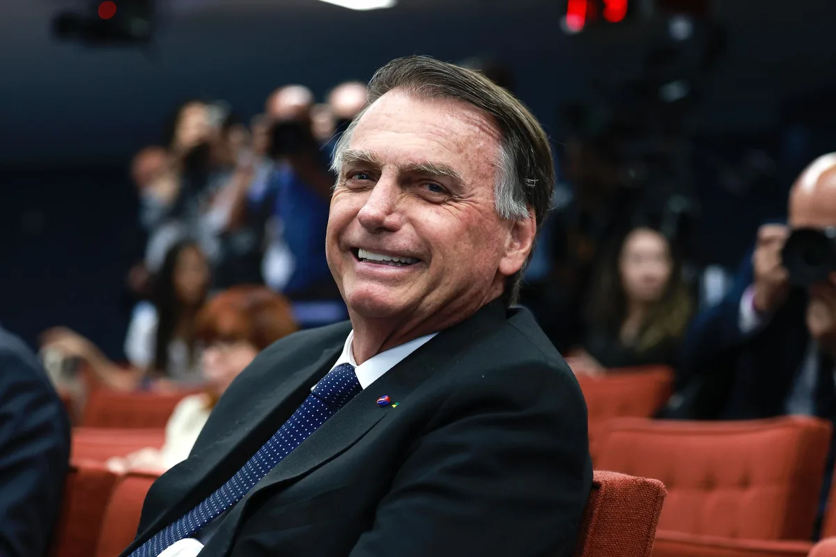 Bolsonaro pede autorização para consulta odontológica com a nora em Brasília