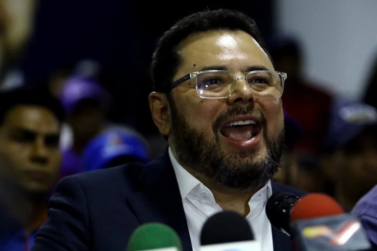 El Parlamento destituye al presidente de una comisión con EEUU por plantear la "dolarización" del país