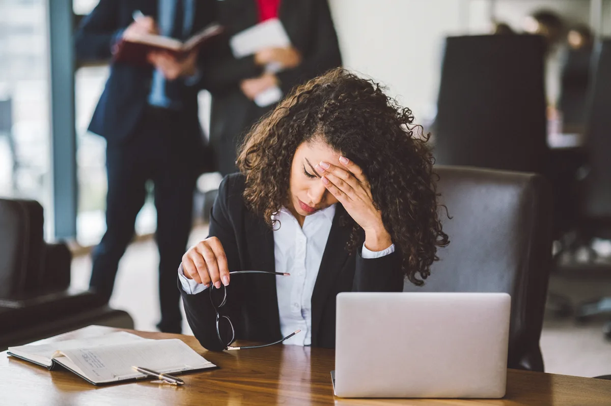 Atenção corporativa à saúde mental cai em 2026 apesar de salto nos afastamentos