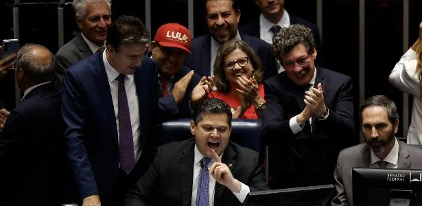 Alcolumbre marca promulgação do fim da 6x1; presença de Lula é aguardada