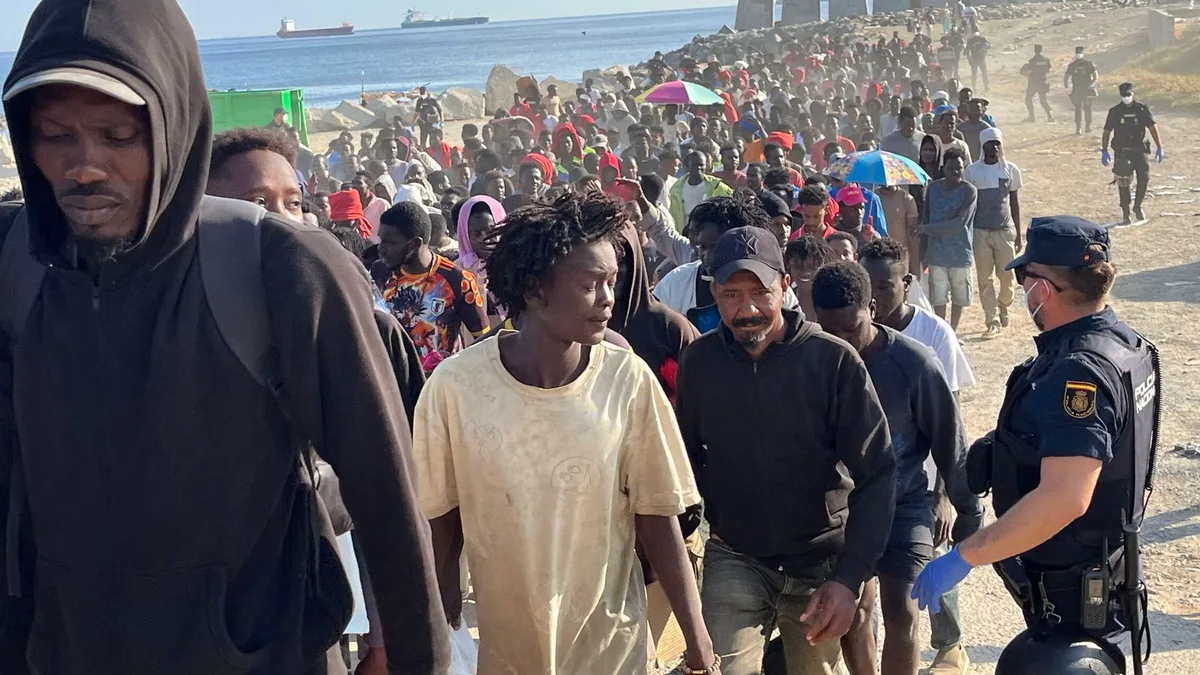 El Gobierno desaloja a los inmigrantes asentados en la playa del Trampolín hacia los nuevos centros de acogida en Ceuta