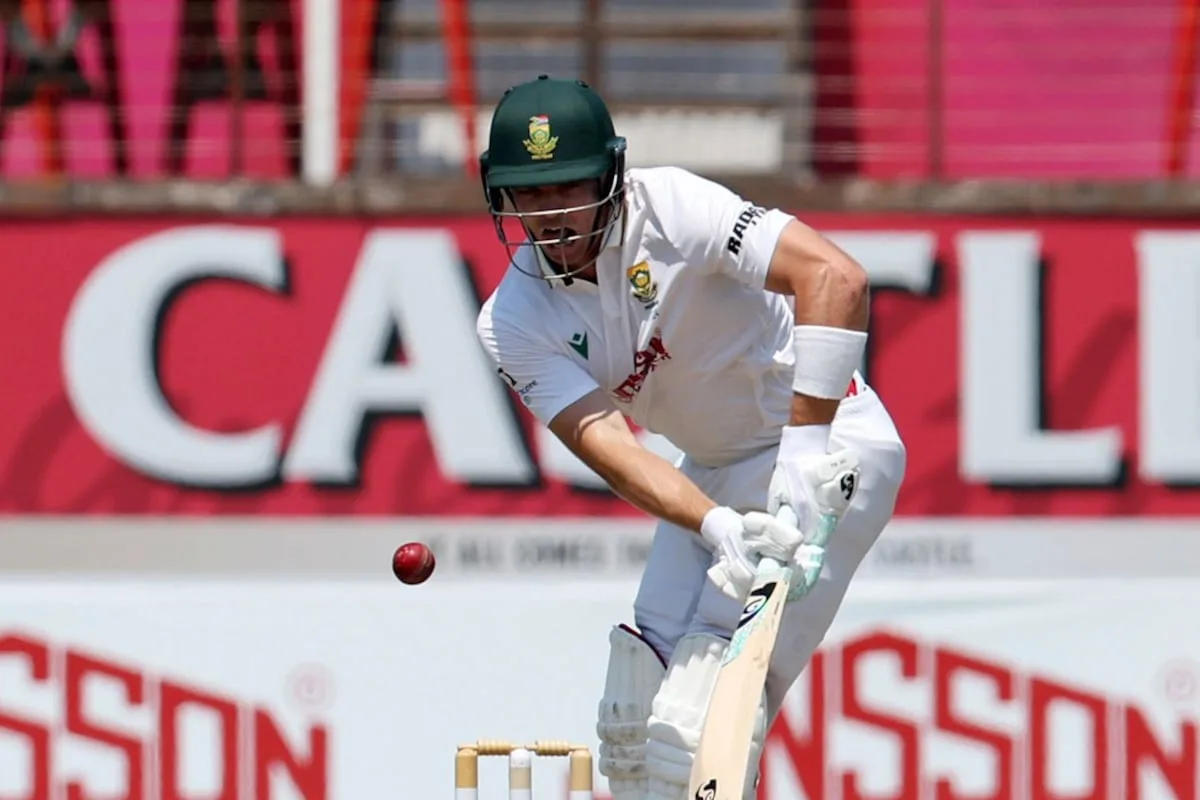 Proteas give away wickets to Australia