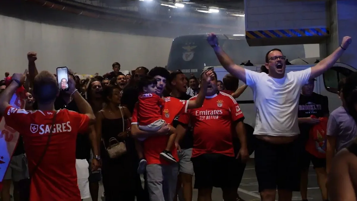 O apoio frenético dos adeptos do Benfica na partida para o Porto