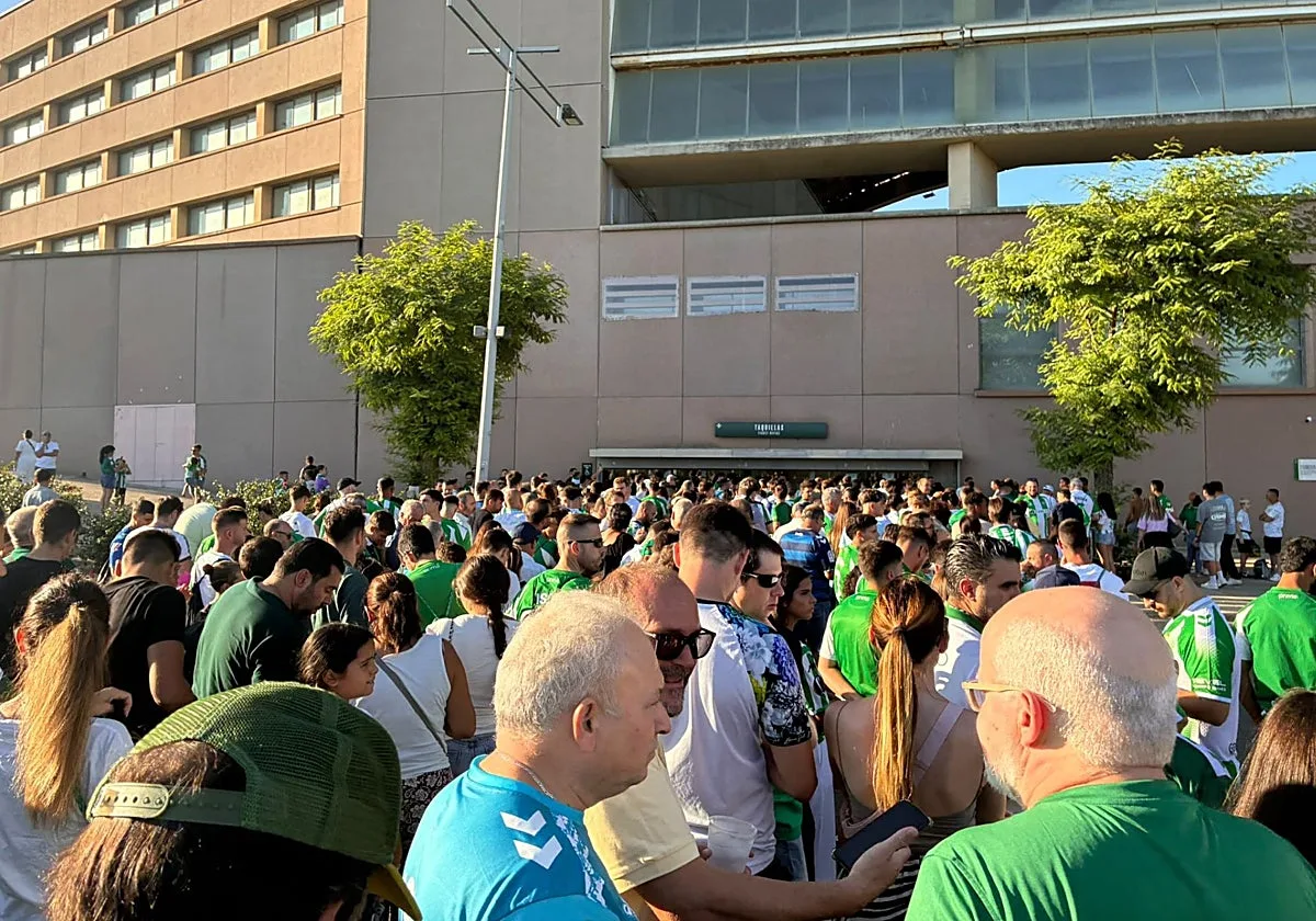 Largas colas en la Cartuja por problemas con los abonos virtuales del Betis