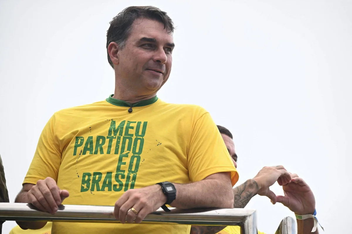 Flávio deixa de lado 'Bolsonaro moderado' e defende tirar bandido 'de pé ou deitado' da rua