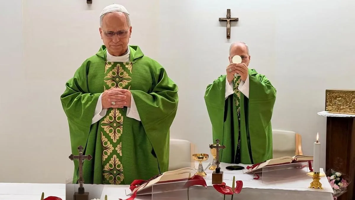 Reaparece el papa León XIV tras cirugía; celebró misa en el hospital Gemelli, en Roma