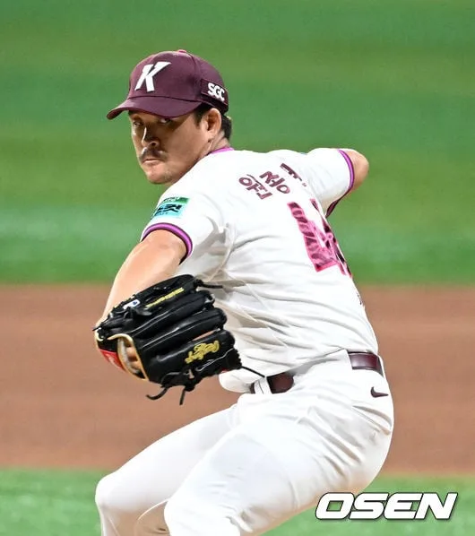 ‘필승조→추격조 조정에도 만루홈런 허용’ 39세 베테랑 마무리, 8월 ERA 21.60 부진 어쩌나