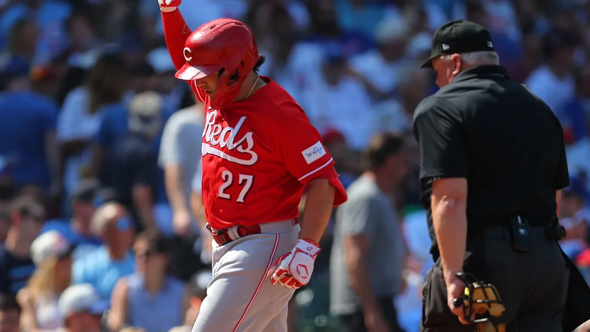 Reds hit 4 homers, score 9 unanswered runs to beat wild card-leading Cubs 10-8