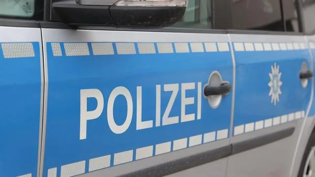 Unfall auf Bundesstraße: Tonnenschwere Betonteile rutschen von Sattelzug