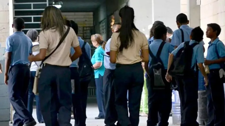 Daminificados serán reubicados: Escuelas que servían como campamentos volverán a retomar actividades escolares