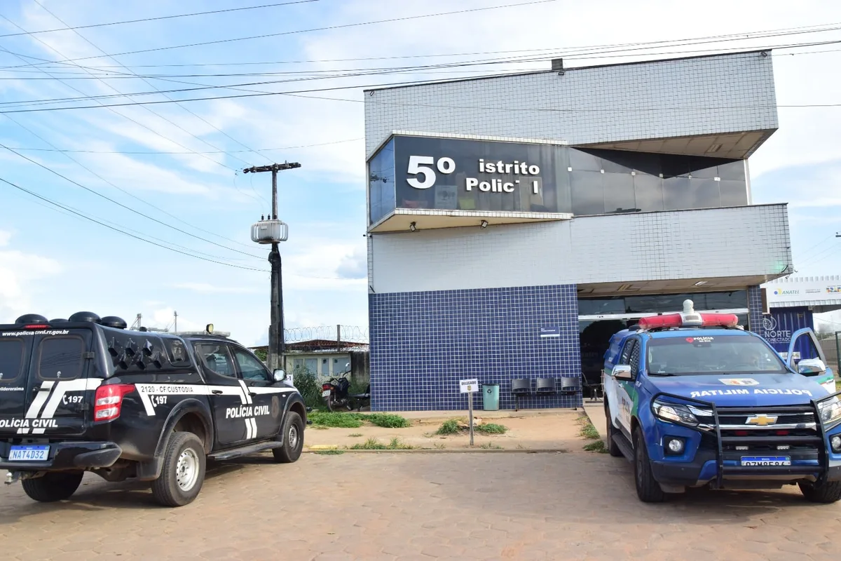 Com a filha no colo, mulher é agredida com socos e vassouradas pela sogra