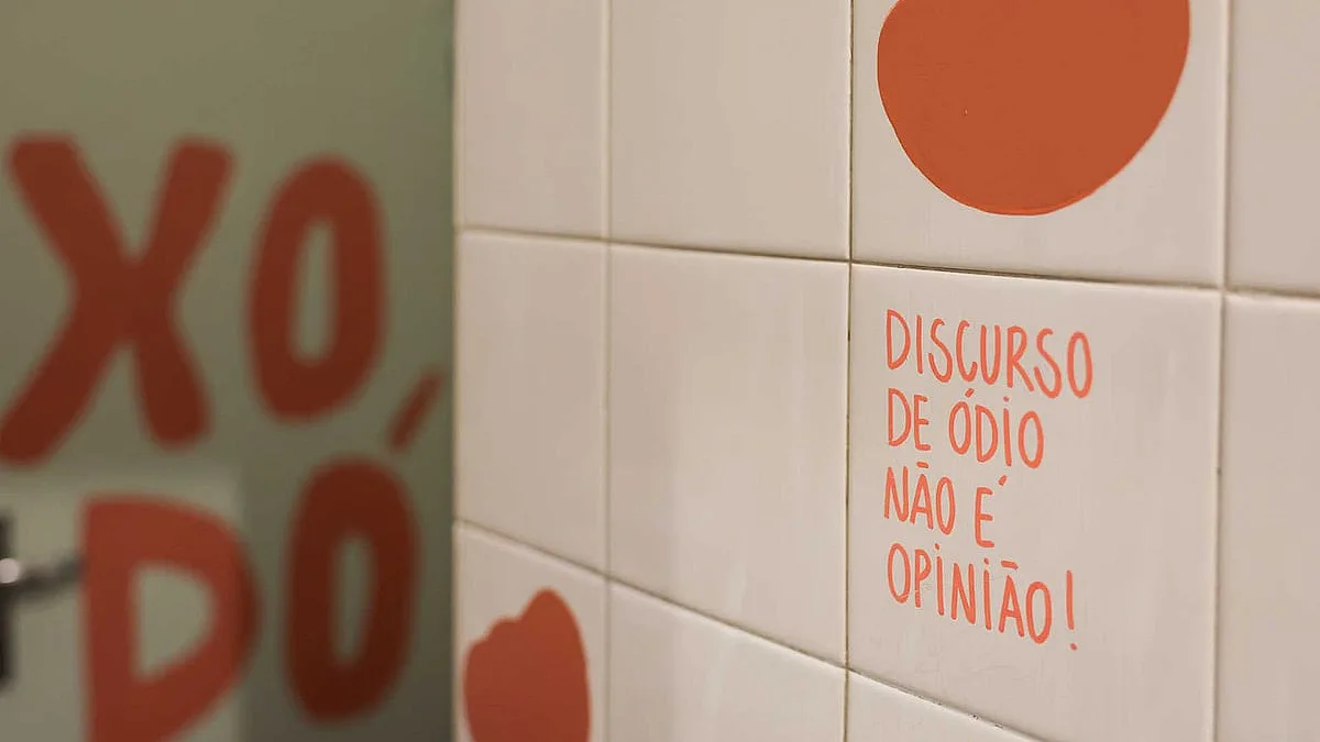Mais de metade dos jovens viu discurso de ódio online no último ano