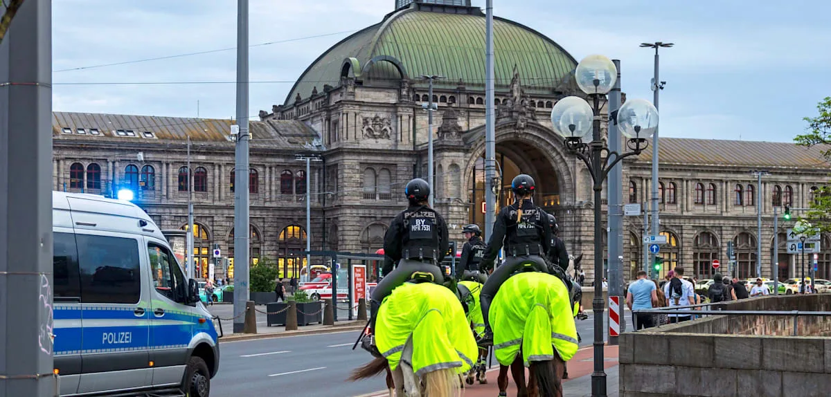 14-jähriges Mädchen mutmaßlich vergewaltigt – Polizei nimmt Verdächtige fest