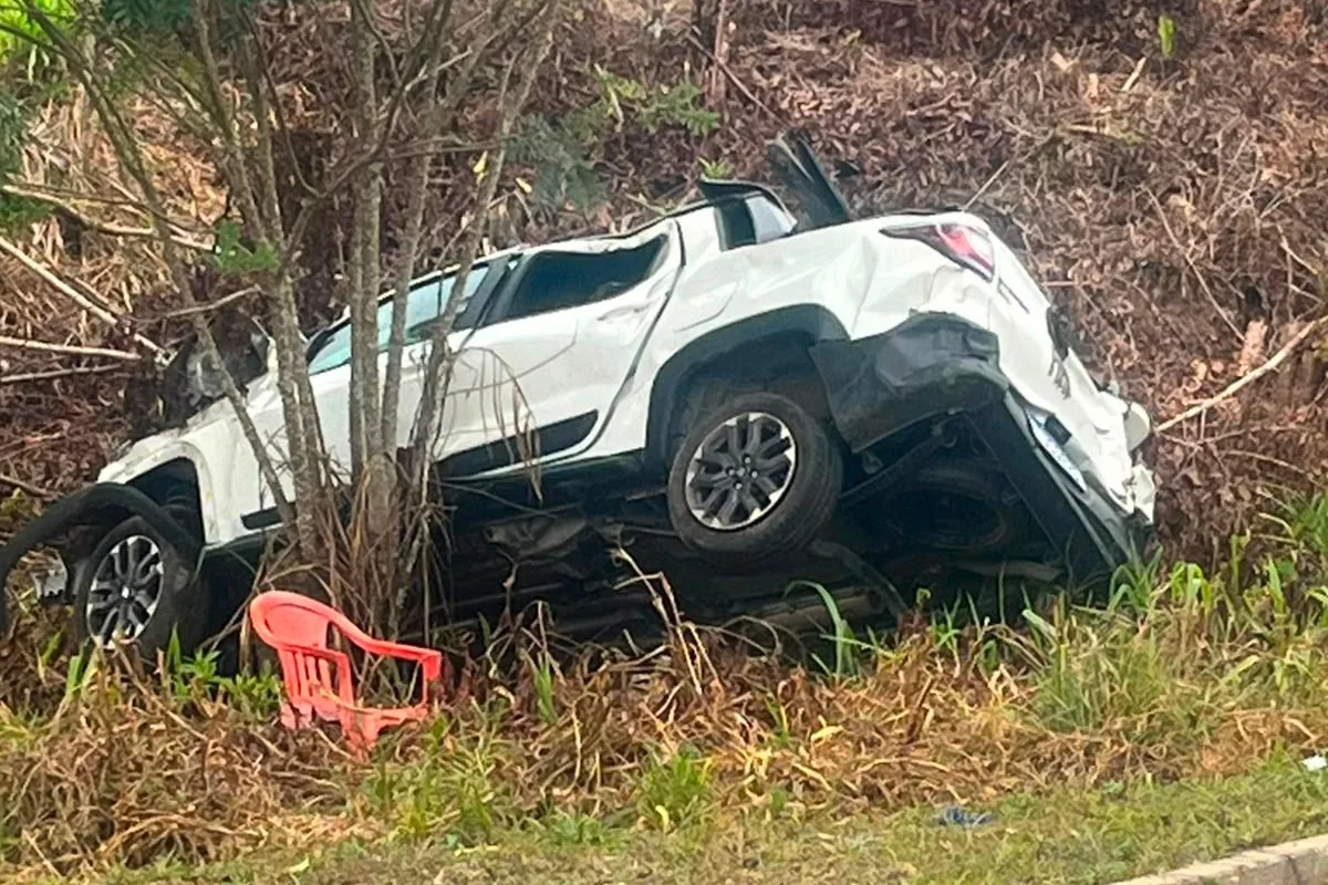 Acidente entre dois carros deixa quatro feridos na BR-174, no Amazonas