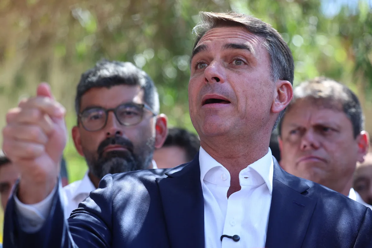 Justiça derruba liminar e mantém entrega de título de cidadão soteropolitano a Flávio Bolsonaro no Farol da Barra