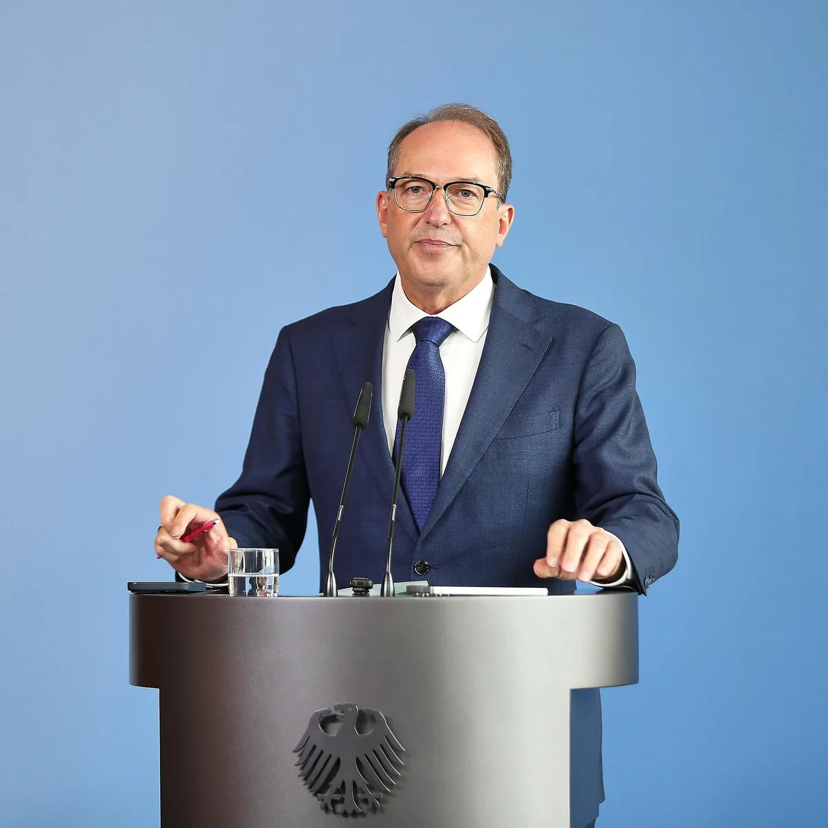 Waldstück bei Berlin - Bundesinnenminister Dobrindt bestätigt Fund von geheimen Waffendepot - Bundesanwaltschaft ermittelt