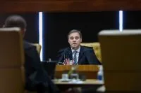 Mendonça manda tirar do ar 12 posts com IA contra Flávio Bolsonaro