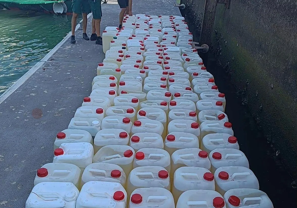 Detienen en Cádiz a cuatro tripulantes de una lancha de 'petaqueo' que se dirigía a abastecer a narcos