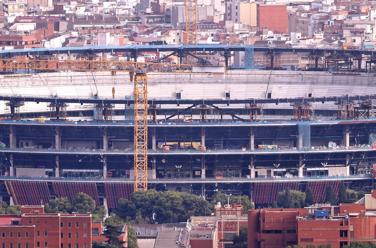 Así luce el Camp Nou tras la instalación de los pilares de la cubierta