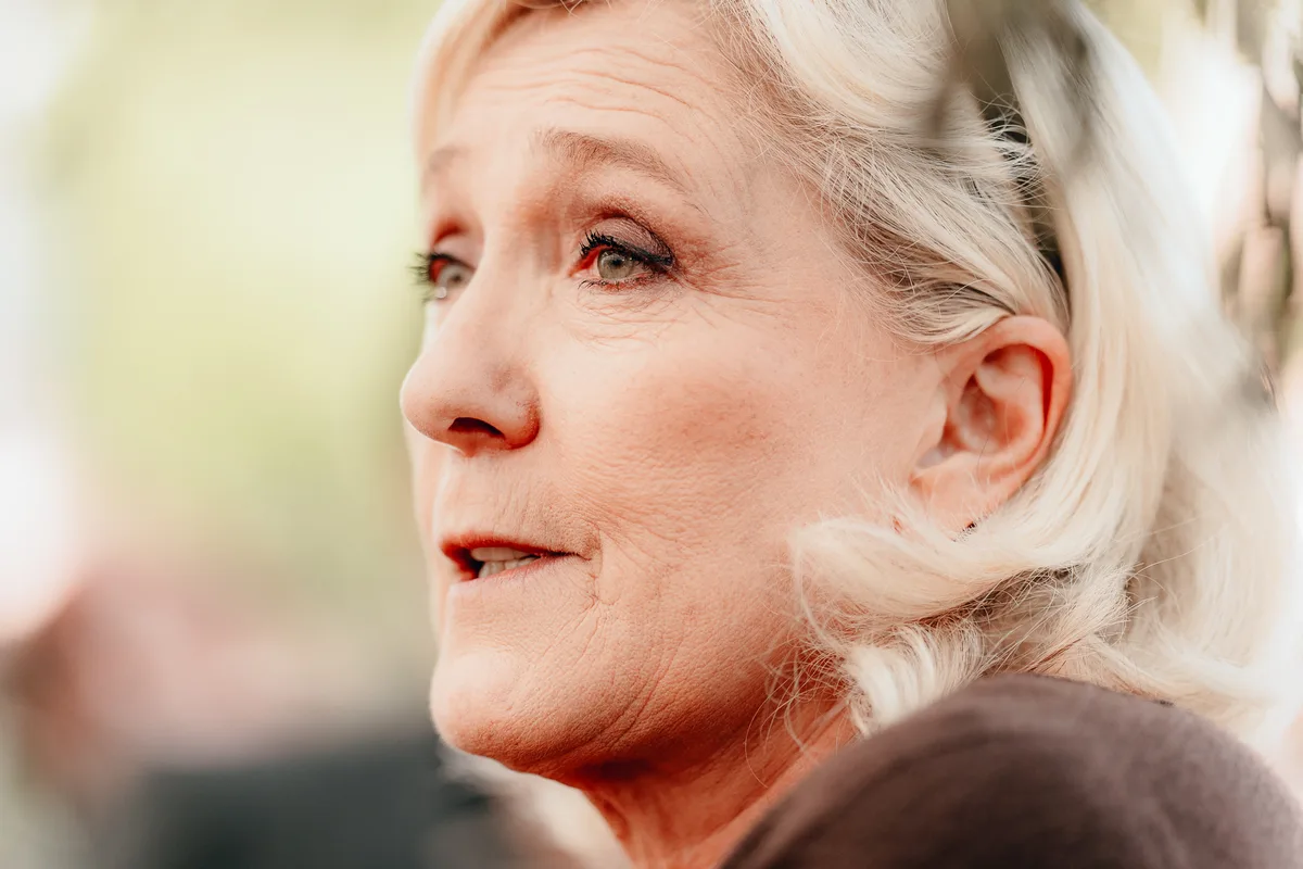 ENCUESTA | Marine Le Pen lidera la carrera presidencial francesa y ganaría en todos los escenarios de segunda vuelta