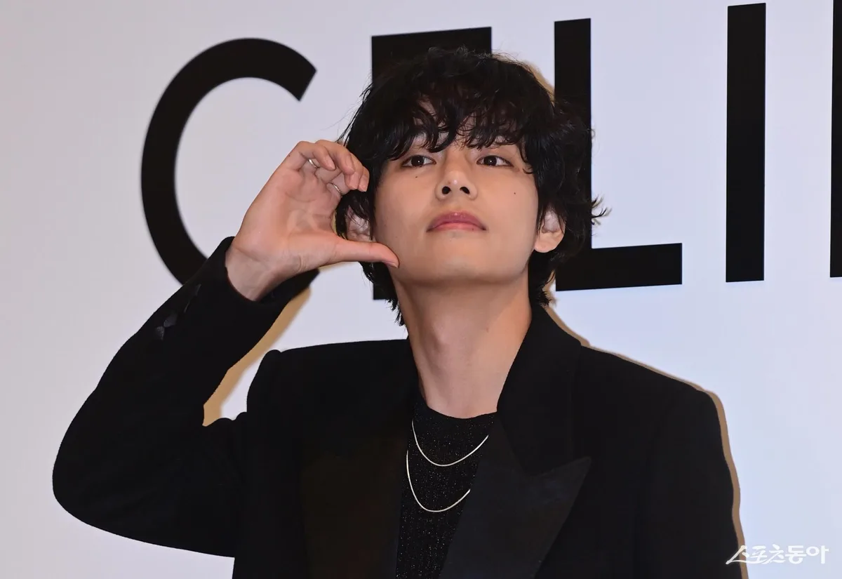 방탄소년단 뷔, 日도 놀란 ‘뷔 이펙트’…“V가 팔린다”
