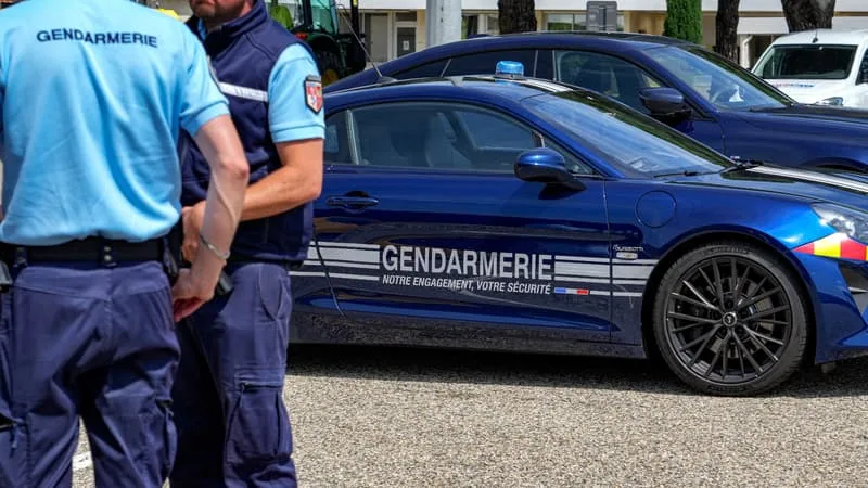 Interpellation de deux hommes soupçonnés d'avoir volé de l'argent et des bijoux en se faisant passer pour des policiers