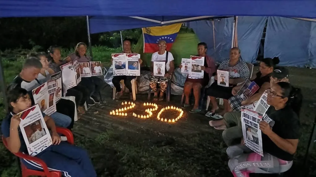 Familiares de presos políticos cumplen 230 días en vigilia en El Rodeo I