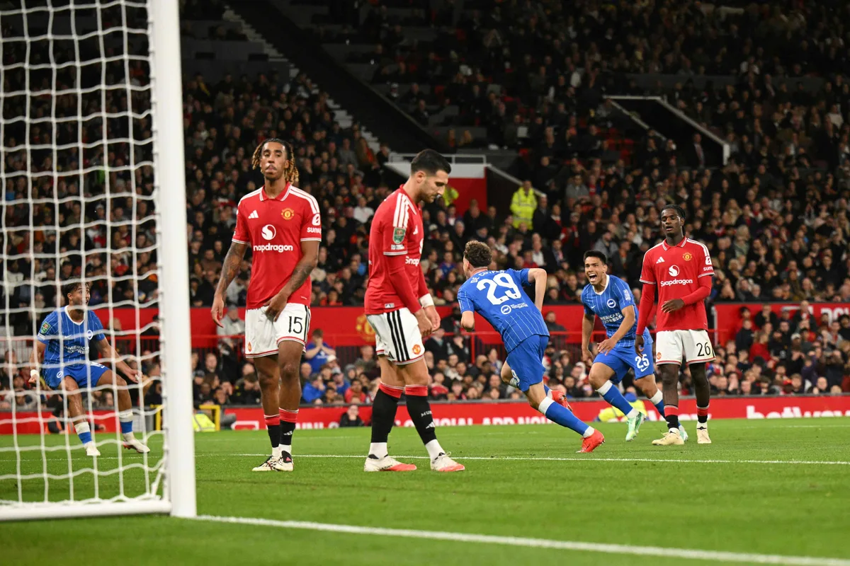 El United eliminado, Carrick en apuros