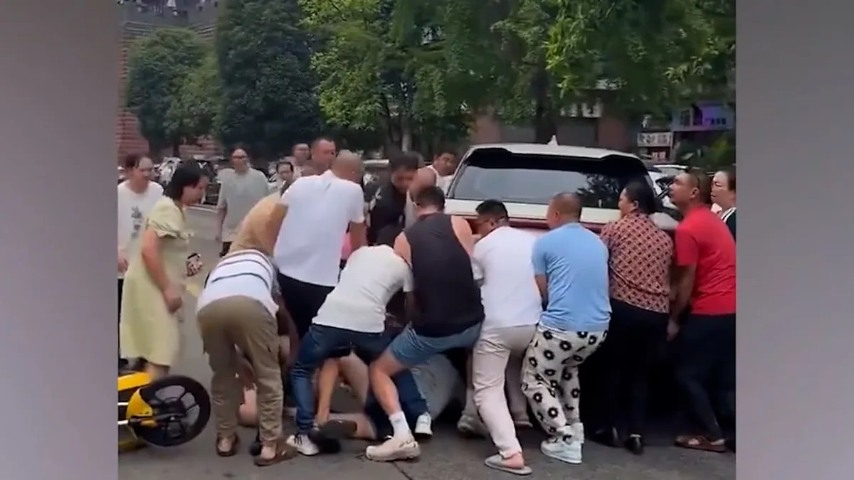 Unglaubliche Rettungsaktion in China - Passanten befreien Mädchen unter SUV