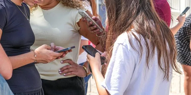 L’interdiction des réseaux sociaux aux moins de quinze ans censurée par le Conseil constitutionnel