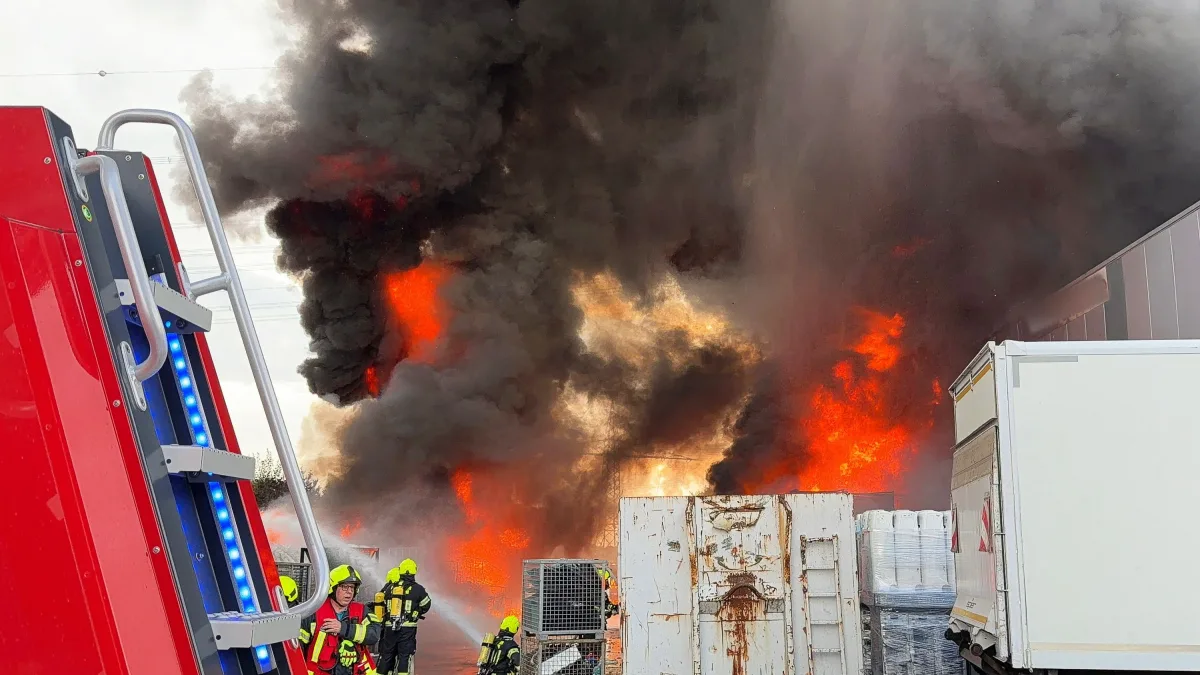 „Wie Silvester“: Feuerwehr kämpft gegen Großbrand in Kölner Gewerbegebiet