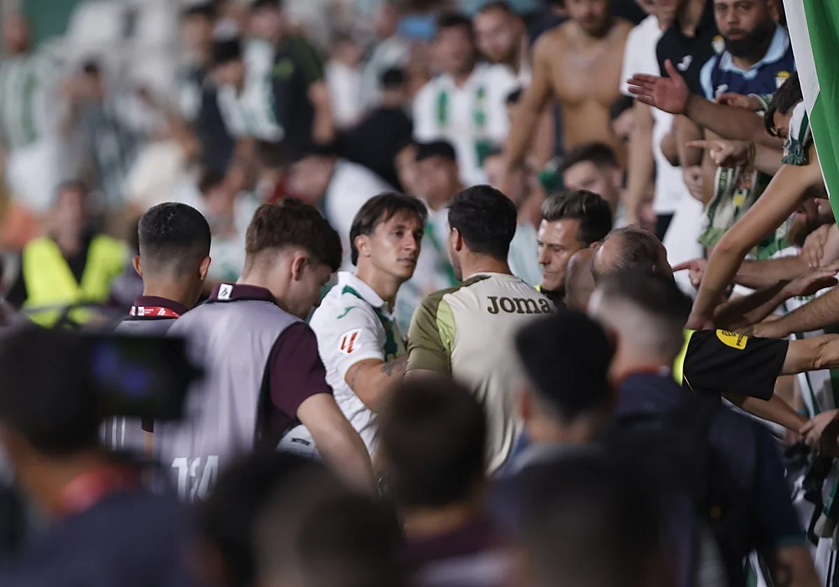 Carracedo protagoniza un tenso cruce con sector de la grada de El Arcángel tras la derrota ante el Almería