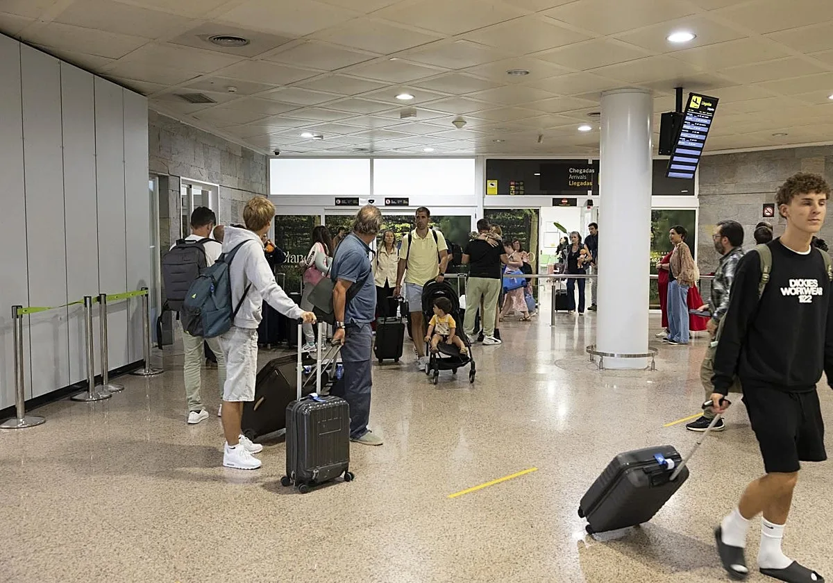 Santiago y Vigo pierden pasajeros: La Coruña es el único aeropuerto gallego que crece en agosto