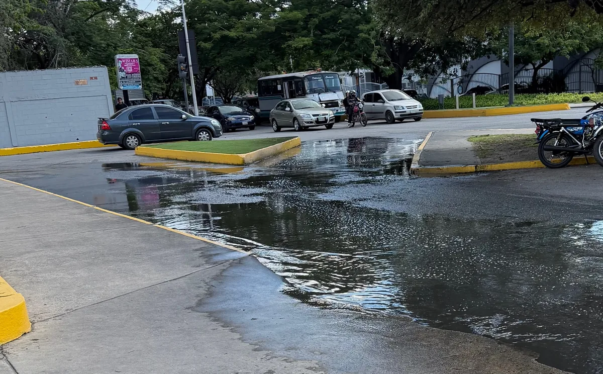 El bote de agua que mantiene preocupados a vecinos de una urbanización en Maracay