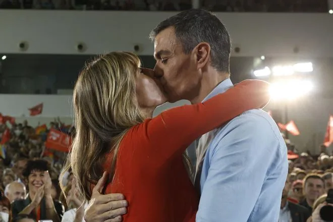 Sánchez mete a Begoña Gómez en campaña: "Nos han intentado quebrar y hoy estamos más unidos; te quiero"