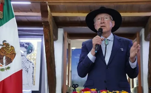 Ken Salazar presenta su libro en México; considera que Gobiernos estatales deben ser incluidos en temas de seguridad