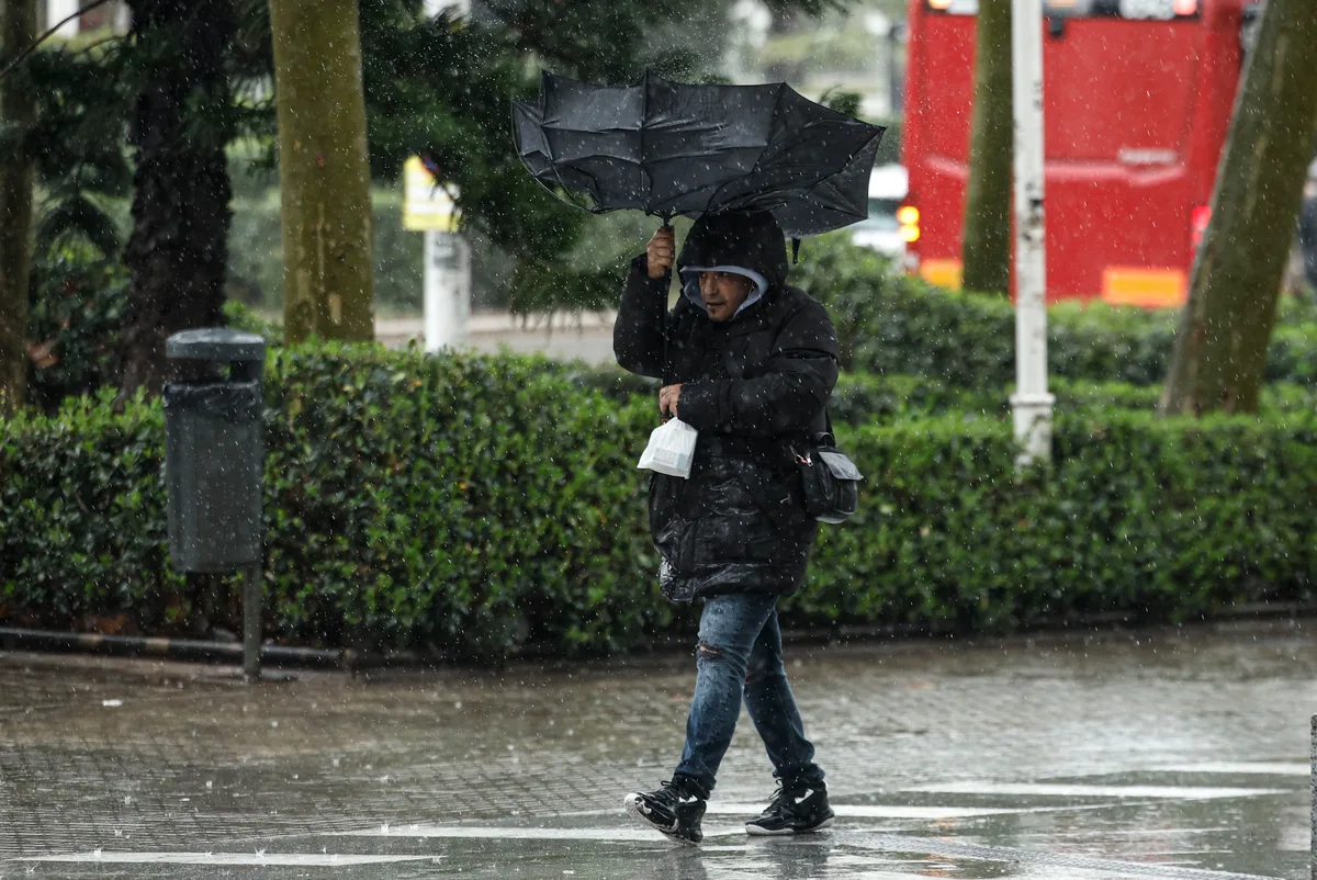 Un temporal con rachas de viento de 150 km/h y granizo azota Valencia dejando daños en carreteras, trenes e infraestructuras