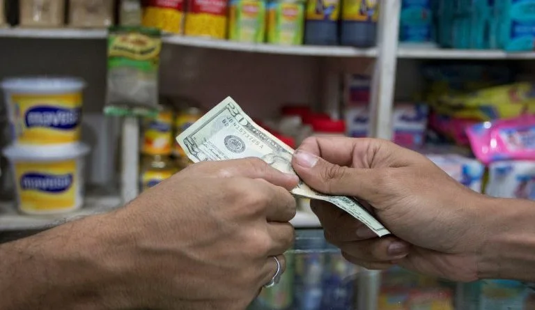 85% de los venezolanos califica sus ingresos de muy insuficientes
